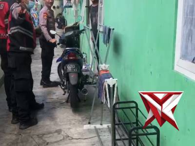 Polsek pakal laksanakan patroli jalan kaki dan beri himbauan kepada warga kos - PoliceTube