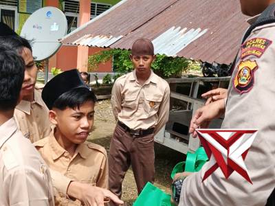 Kanit patroli Polsek Purwodadi melakukan patroli lagi dengan berbagi kepada para siswa