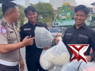 Helm gratis untuk masyarakat