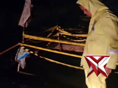 Anggota Polsek penukal utara melakukan pengamanan di jalan yang rusak dan amblas