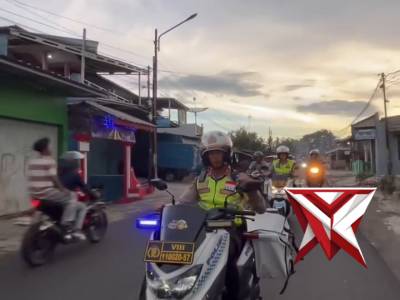 Kapolres Banjar Kendarai Motor Senyum Bagikam Takjil dan Sembako - PoliceTube