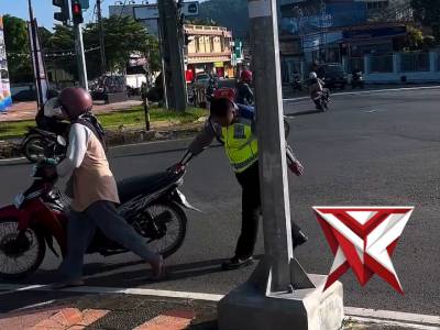 Aksi Sigap Personil Sat Lantas Polres Banjar mengevakuasi Pengendara Motor - PoliceTube