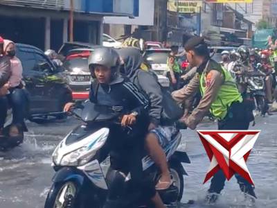 Polresta Surakarta membantu evakuasi banjir - PoliceTube