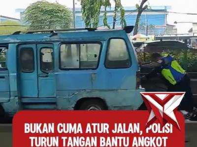 Kepolisian Membantu Mendorong Mobil Angkot