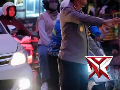 Kapolresta Bandung turun langsung ke lapangan. Dengan sigap, beliau memimpin pengaturan arus lalu li