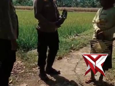 Polres Musi Rawas menggelar kegiatan bakti sosial dengan membagikan bingkisan kepada masyarakat - PoliceTube