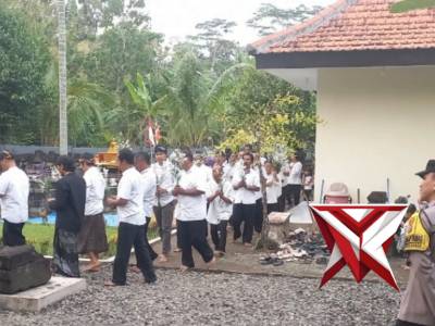 Bhabinkamtibmas Polsek Lodoyo Barat melaksanakan pengamanan kegiatan pujabakti di Candi Simping,