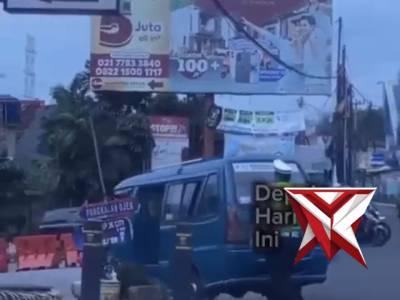 ANGGOTA SAT LANTAS BANTU DORONG ANGKOT WARGA YG MENGALAMI TROUBLE, DEMI KELANCARAN PENGENDARA LAIN? - PoliceTube