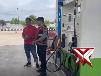 Giat patroli sat samapta polres mura di SPBU desa pedang - PoliceTube