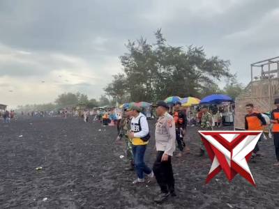 Anggota polsek pasirian melaksanakan patroli pemantauan wisata pantai watupecak - PoliceTube