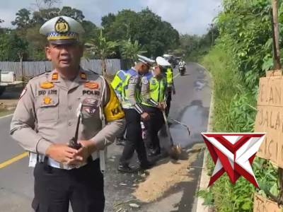 SATLANTAS POLRES OKU POLDA SUMSEL MENABUR PASIR PADA JAPAN YANG TERDAPAT TUMPAHAN MINYAK AGAR TIDAK
