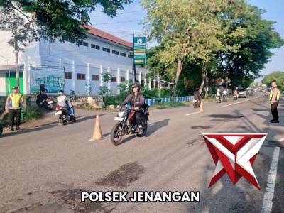 Anggota Polsek Jenangan melaksanakan pelayanan pengaturan lalu lintas pagi hari