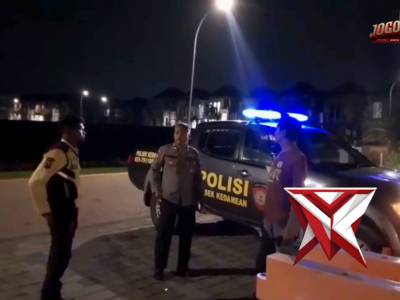 Personel Samapta dan Unit Reskrim Polsek Kedamean melaksanakan patroli biru secara mobile - PoliceTube