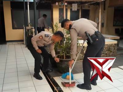 Seluruh personel Polres Purwakarta kompak turun tangan bersihin lingkungan masing-masing