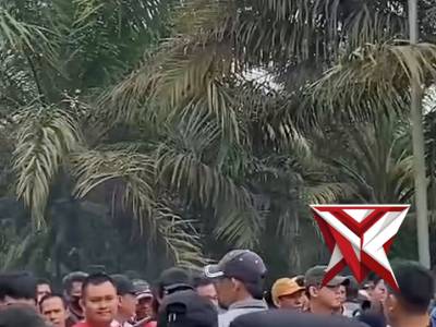 Aksi damai masyarakat Desa Tebing Suluh, Kecamatan Lempuing, Kabupaten Ogan Komering Ilir.. - PoliceTube