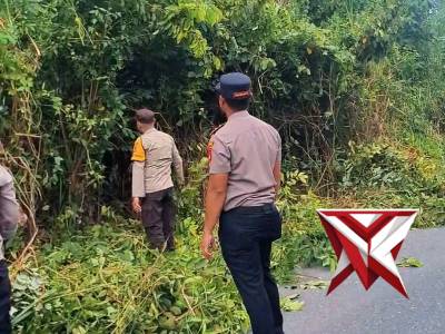AKSI NYATA! Polsek Gelumbang dan Pemerintah Kecamatan Gelumbang melaksanakan giat bersih sampah di b