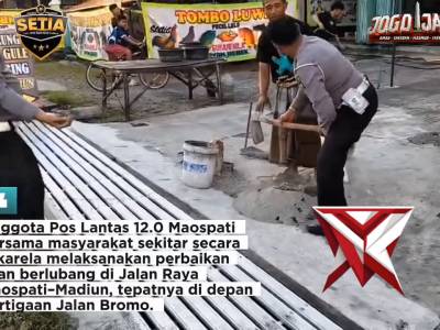 Peduli keselamatan pengguna jalan, Pos Lantas Maospati bersama masyarakat sekitar bergotong royong.