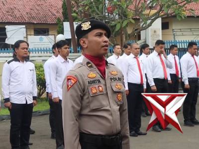 Kapolres Sukabumi Kota, AKBP Sentot Kunto Wibowo, memberikan piagam penghargaan