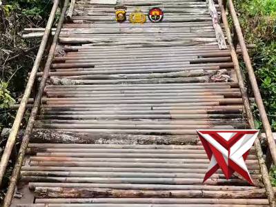 Renovasi jembatan sungai usse oleh Polsek muara Kelingi dan polres Musi Rawas