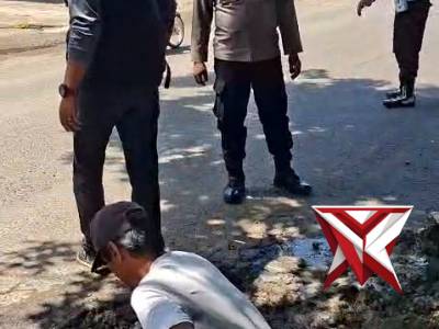 Personel Polsek Tugumulyo melakukan penambalan jalan berlobang - PoliceTube