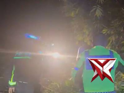 Penebangan pohon tumbang yg mengganggu kelancaran jalan umum