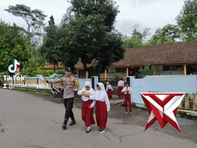 Pengaturan Lalu Lintas Pagi, Polsek Sempol Jaga Keselamatan Pelajar