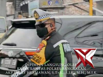 Kasatlantas Polres Bangkalan bersama anggota  melaksanakan pengamanan arus Balik Mudik Lebaran di si