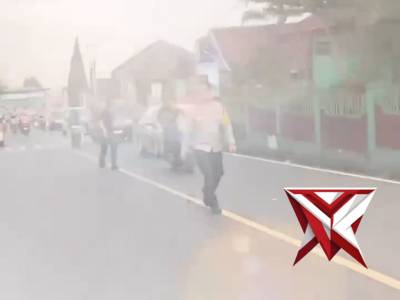 Kapolresta Bandung turun langsung ke lapangan. Dengan sigap, beliau memimpin pengaturan arus lalu li - PoliceTube