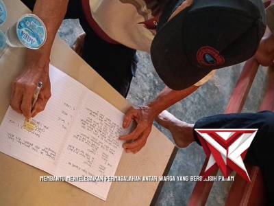 ANGGOTA POLISI MELAKSANAKAN PERDAMAIAN ANTARA MASYARAKAT (SM7) - PoliceTube