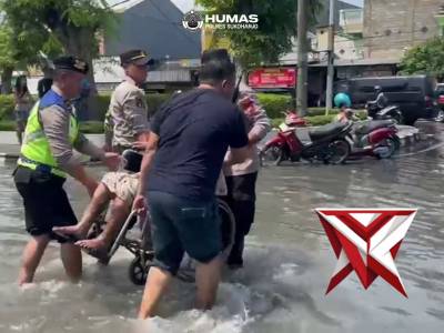 EVAKUASI NENEK TERJEBAK BANJIR | SIGAP POLRES - PoliceTube