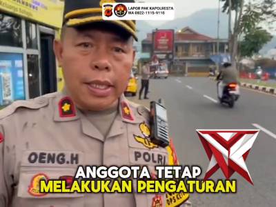 Kapolsek Soreang turut melaksanakan kegiatan pengaturan lalu lintas di wilayah hukumnya