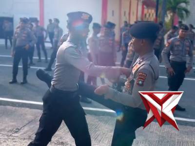 Personil Polri melaksanakan latihan bela diri