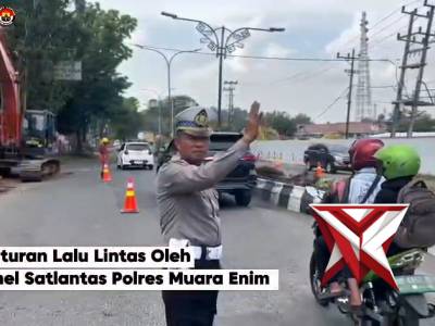 Pengaturan lalu lintas oleh personel Satlantas Polres Muara Enim
