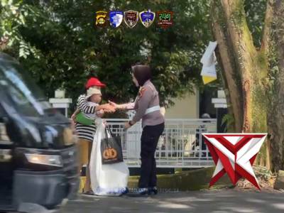 Jum'at berkah anggota sat lantas polres berbagi ? 
Polri untuk masyarakat ??????