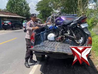 Anggota Polsek Jatiroto membantu masyarakat