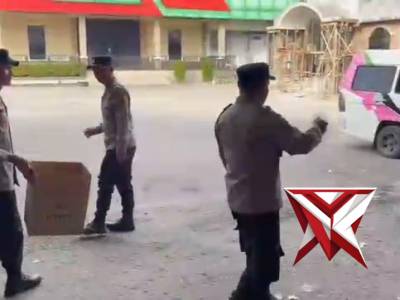 Giat bhabinkamtibmas Polsek Cambai Polres Prabumulih membagikan makan siang gratis pada warga - PoliceTube