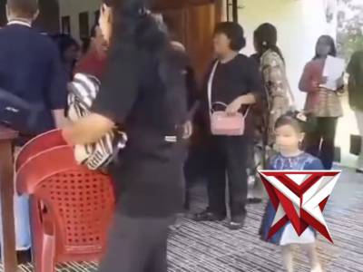 AKP Herdiansyah dan personil Polsek Purwodadi melaksanakan pengamanan di Gereja ST. Katarina.