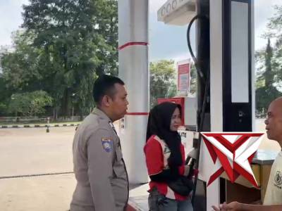 Anggota sat binmas laksanakan sambang dan menanyakan situasi harga minyak kepetugas spbu