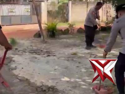 *Titel* 
Sinergitas Polri dan Masyarakat: Polsek Muara Lakitan Laksanakan Kerja Bakti di Gereja GPdI