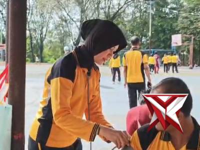 Personil dokkes melaksanakan pemeriksaan kesehatan kepada peserta test jasmani - PoliceTube