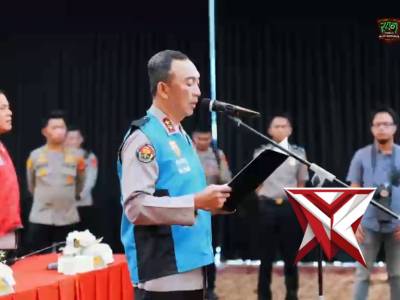 Kapolda Sumatera Selatan Irjen Pol Dr. Sandi Nugroho memimpin upacara pengambilan sumpah dan penanda