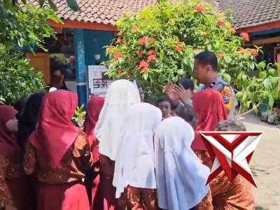 PANIT BINMAS  BERIKAN ARAHAN DAN SEMANGAT KEPADA ADIK-ADIK SDN 4 KEBONSARI  JEMBER.