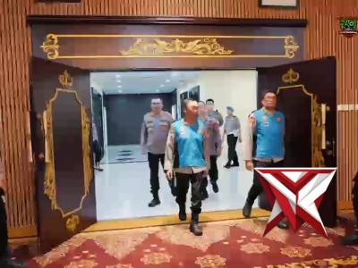 Kapolda Sumatera Selatan Irjen Pol Dr. Sandi Nugroho memimpin upacara pengambilan sumpah dan penanda