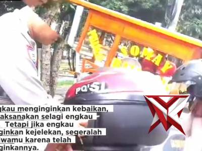 Bhabinkamtibmas Karangraja memberikan bantuan ke pedangan somay keliling