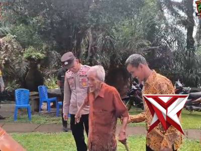 Aksi Humanis Personel Polres Musi Rawas Bantu Warga Sepuh Beribadah di Gereja