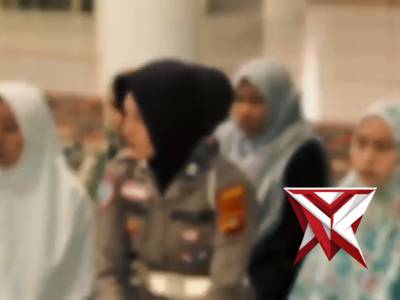 Personel sat lantas bantu anak yatim