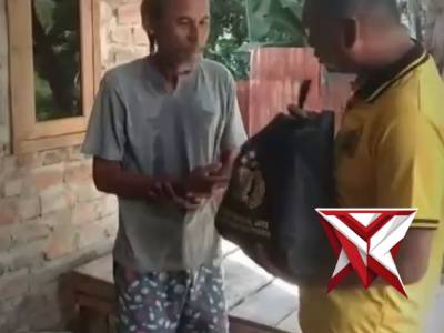 14. Menjaga senyuman masyarakat dengan membantu memberikan sembako.