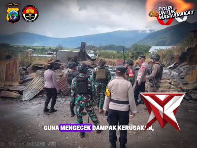 TNI&ndash;POLRI MENINJAU LOKASI KEBAKARAN DI KAB DOGIYAI - PoliceTube