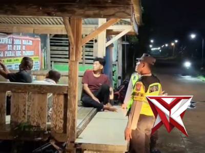 POLSEK PANGKUR PATROLI DIALOGIS SAMBANGI POSKAMLING