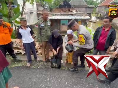 Polsek pemulutan update :
Kapolsek serra anggota memberikan bansos kpd korban bencana puting beliung